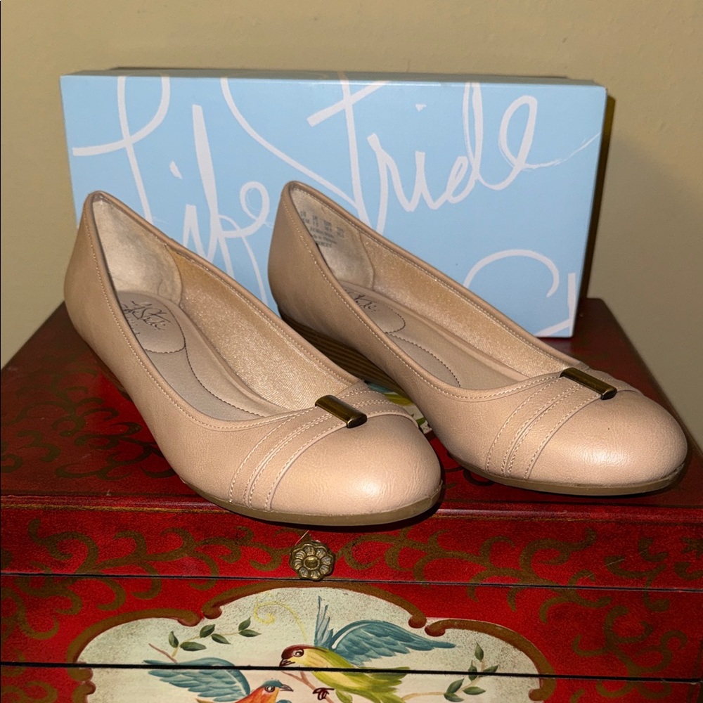 New In Box Life Stride Women's Beige shoes size 9.5.